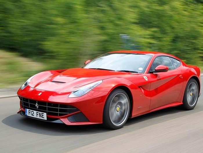 Hay như mẫu xe Ferrari F12 Berlinetta, cũng được biết đến là dòng xe ngốn xăng nhất thế giới 