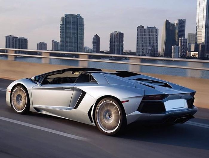  Siêu xe Lamborghini Aventador Roadster với động cơ 6,5 lít V12, công suất 700 mã lực, có mức tiêu thụ nhiên liệu trung bình khoảng 19,6 lít/100 km 