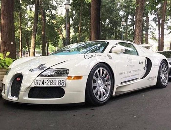  Với động cơ W16 8.0L, mức tiêu thụ nhiên liệu của Bugatti Veyron lên tới 35 lít/100 km đối với đường đô thị và 21,7 lít/100 km khi di chuyển trên cao tốc 
