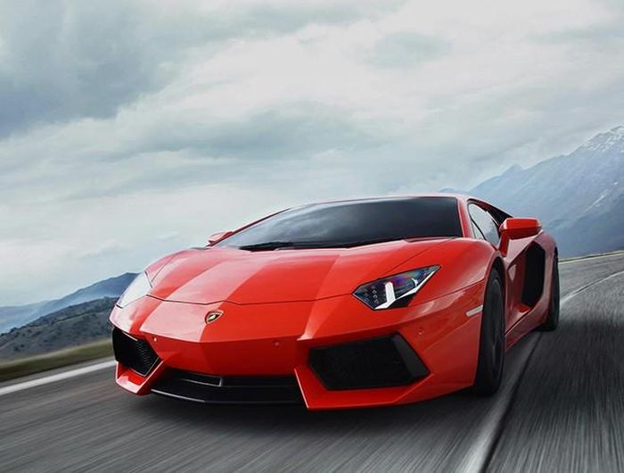  Tiếp đến là Lamborghini Aventador Coupe, một trong những siêu phẩm của hãng xe đến từ Ý 