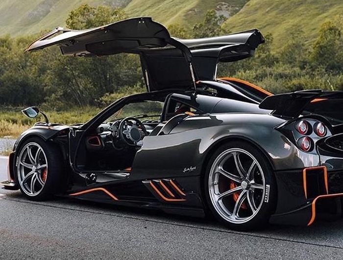  Pagani Huayra trang bị động cơ kép V12 6.0L, tốc độ tối đa đạt 383 km/h, và thời gian tăng tốc từ 0 – 100 km/h trong 2,8 giây 