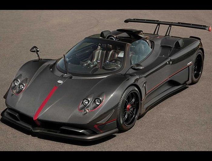  Mẫu xe kế tiếp mang tên Pagani Huayra cũng được đánh giá là đối thủ đáng gờm trên đường đua tốc độ. Động cơ mạnh, tốc độ nhanh chính vì thế mà chỉ số tiêu hao nhiên liệu của mẫu xe rất lớn, 18,1 lít/100 km 