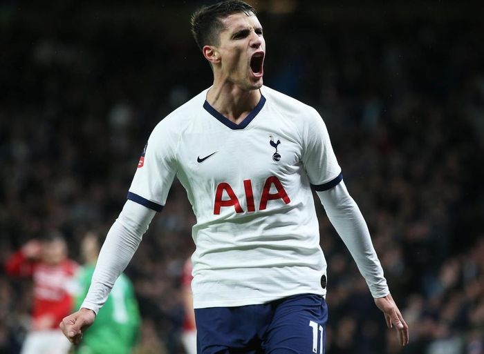  Vào hè 2013, Lamela đầu quân cho Tottenham. “Gà trống” đã đánh bại Barca, MU để sở hữu một trong những kèo trái hứa hẹn của bóng đá châu Âu. Dù vậy, Lamela khởi đầu chật vật tại xứ sở sương mù. Anh đã chơi 7 mùa giải cho Tottenham, nhưng thất bại trong việc vươn tầm thành ngôi sao. 