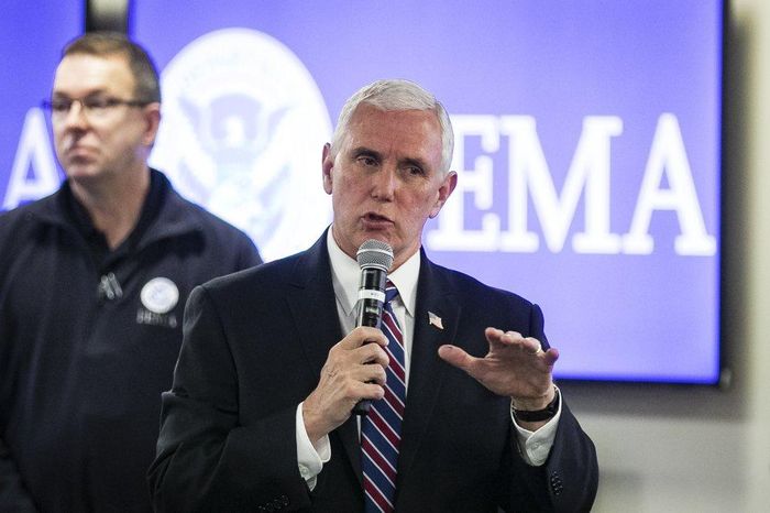 Phó tổng thống Mike Pence nói chuyện với các nhân viên Cơ quan Quản lý Tình trạng Khẩn cấp Liên bang (FEMA) hôm 20/4. Ảnh: AP.