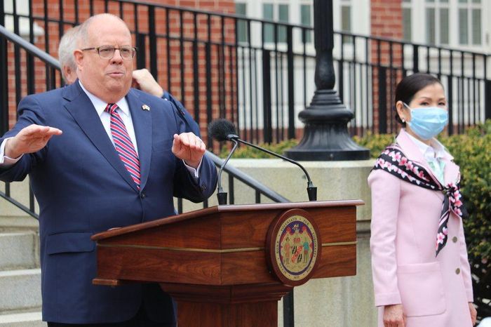 Thống đốc Maryland, ông Larry Hogan phát biểu tại một cuộc họp báo vào hôm 20/4 với vợ của ông, bà Yumi Hogan. Ảnh: AP.