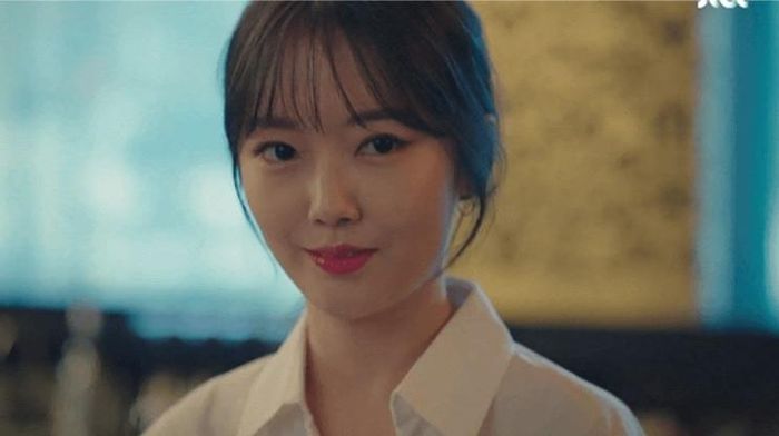 Cô gái phục vụ của một nhà hàng "bật đèn xanh"