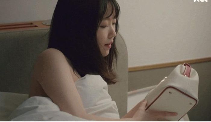 và lên giường với cô gái trẻ