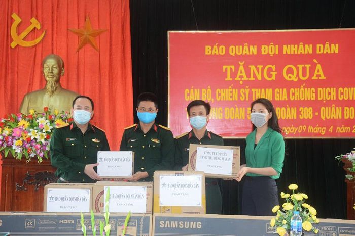  Lãnh đạo, chỉ huy Trung đoàn 58 tiếp nhận quà của Báo Quân đội nhân dân và nhà tài trợ tặng để phục vụ hoạt động cách ly.