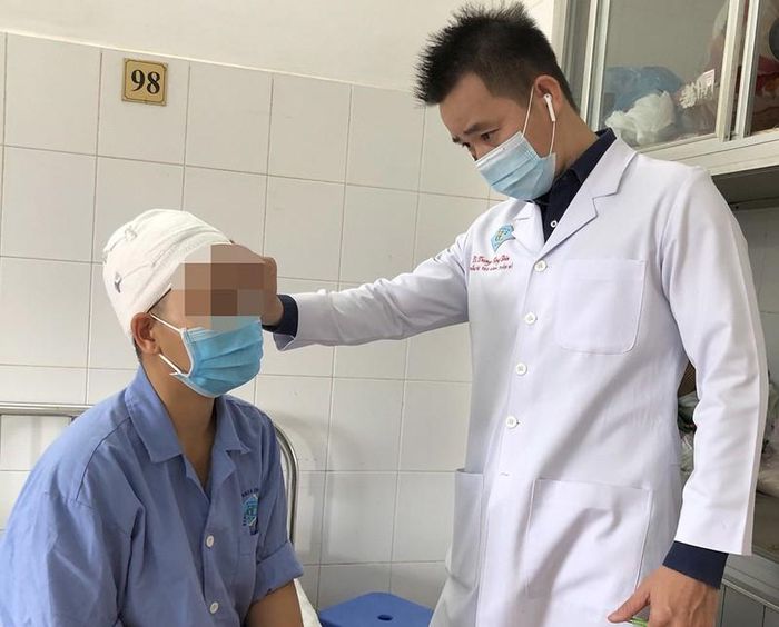  Bác sĩ đang thăm khám cho bệnh nhân