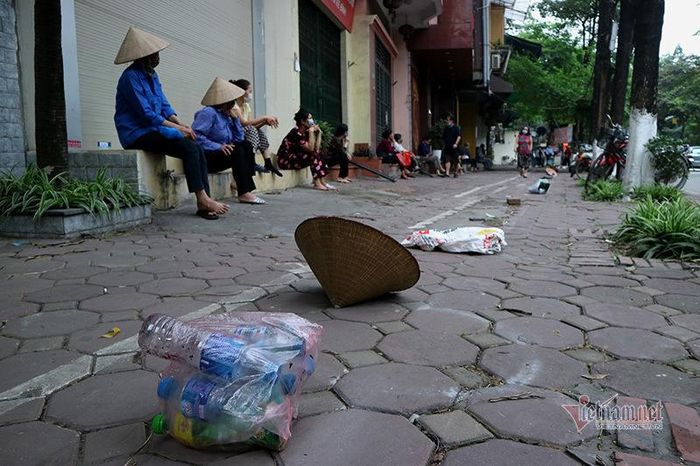 Số chai nhựa nhặt được trên đường ra nhận thực phẩm miễn phí của một người phụ nữ làm nghề nhặt ve chai được sử dụng để xếp hàng.