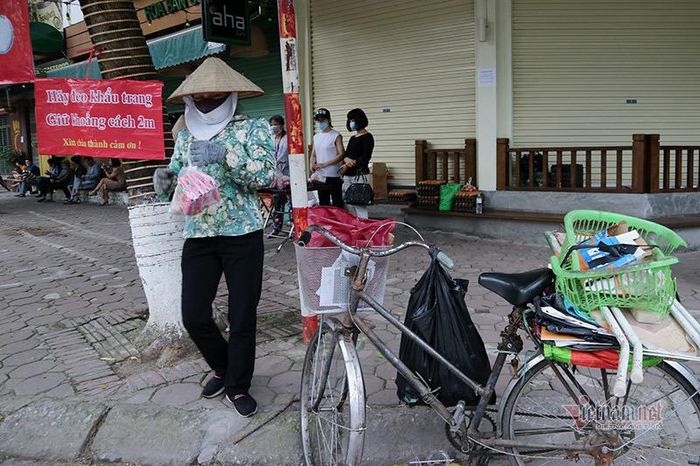 Chị Chắt, quê ở Nam Định làm nghề ve chai hiện thuê trọ cùng chồng ở phố Văn Cao. Mỗi ngày chị đều ra nhận chút lương thực, thực phẩm tại địa điểm này. Chị cho biết, do lo sợ dịch bệnh Covid-19 và phải thực hiện giãn cách xã hội nên gần 2 tháng nay cả 2 vợ chồng chỉ quanh quẩn ở nhà trọ, sống nhờ vào lương thực, thực phẩm miễn phí của người hảo tâm.