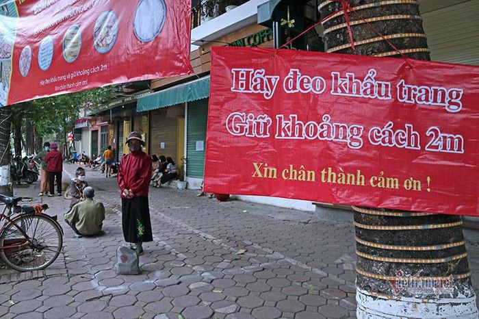 Cả 10 điểm phát lương thực, thực phẩm đều có in quy định phòng chống dịch bệnh lây lan.