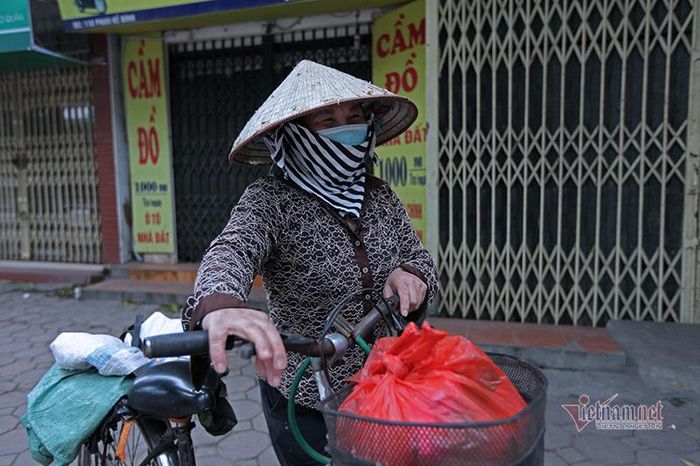 Quê ở Xuân Trường, Nam Định, cô Hòa làm nghề lao động tự do, từ khi có dịch Covid-19, cô hoàn toàn thất nghiệp. Vừa nhận xong khẩu phần ăn cho 1 ngày, cô cho biết, cô và các phụ nữ ở cùng nhà trọ hiện sống nhờ hoàn toàn vào những điểm phát lương thực, thực phẩm miễn phí như thế này.