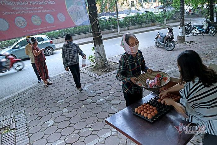 Hàng ngày, rất nhiều mảnh đời vượt qua khó khăn do dịch bệnh nhờ vào những tấm lòng hảo tâm thế này.