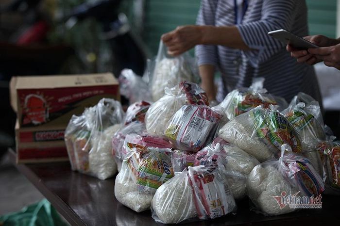 Mỗi phần quà được gói riêng đủ cho một người ăn trong 1 ngày và nhóm cũng khuyến cáo mỗi người chỉ nên lấy 1 lần, mỗi ngày. Chị Ngọc Anh, người đảm nhận việc phát đồ ăn cho biết tại điểm số 6 Phan Kế Bính mỗi ngày phát 600 phần quà.