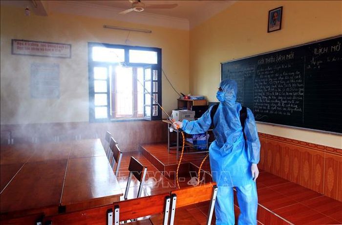 Vệ sinh, khử khuẩn tiêu độc chuẩn bị đón học sinh khối 9 và khối 12 đi học trở lại vào ngày 23/4. Ảnh: An Đăng/TTXVN