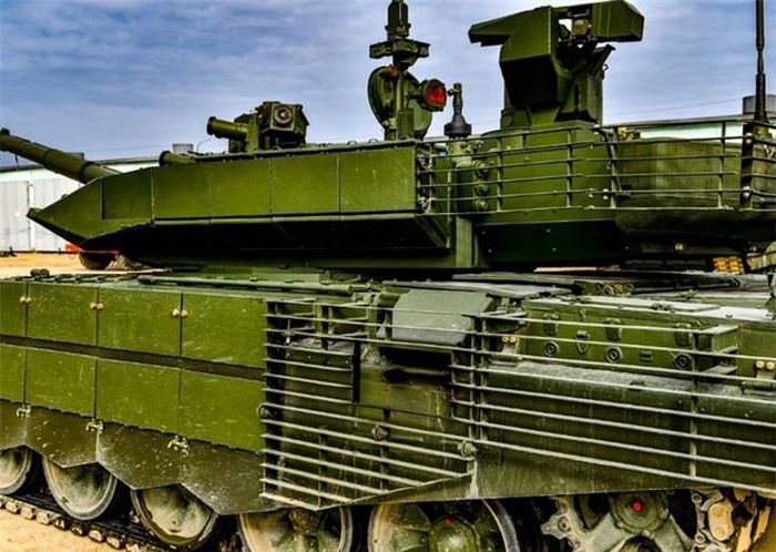  Bên cạnh T-90, trong biên chế của đơn vị còn có các phương tiện tác chiến hiện đại khác như xe thiết giáp chở quân BTR-80A, xe chiến đấu bộ binh BMP-3, pháo tự hành 2S19 Msta-S M2... 
