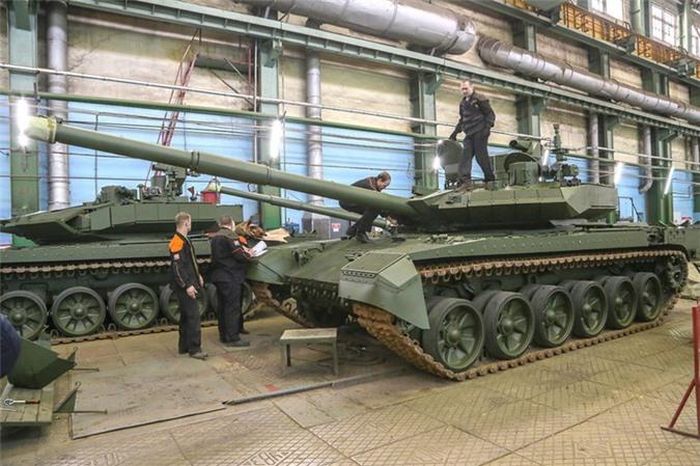 Nga đang đẩy mạnh việc sản xuất T-90M Proryv-3 sau khi chiếc T-14 Armata được xác định là còn phải hoàn thành thêm nhiều bài kiểm tra nữa, dự kiến T-90M sẽ lần đầu tiên xuất hiện trong Lễ duyệt binh ngày 9/5 tới đây trên Quảng trường Đỏ. 