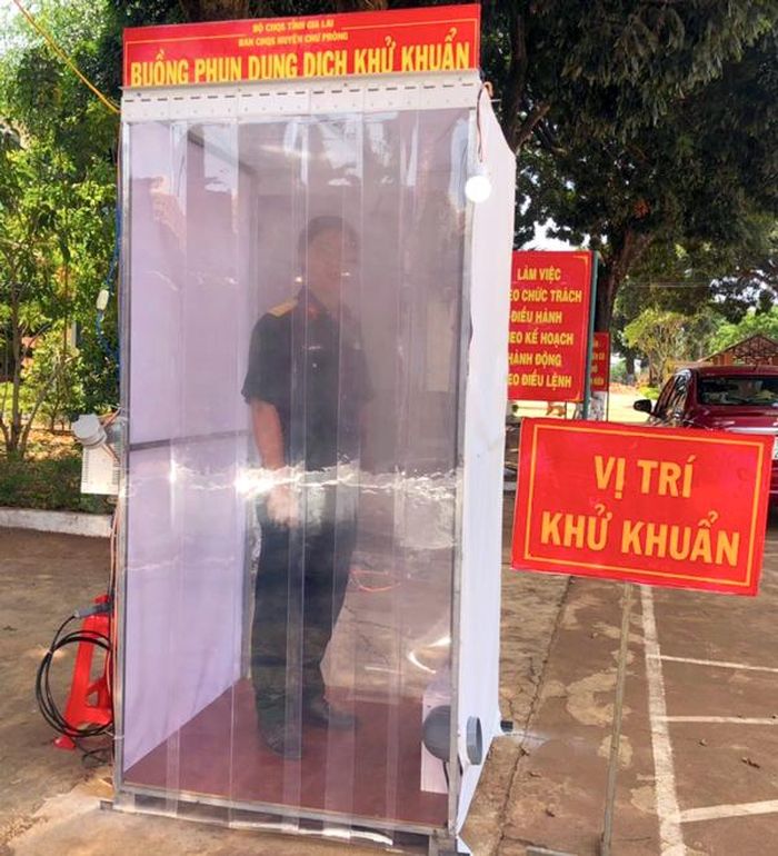 Thượng úy Thông đang thử nghiệm với buồng phun dung dịch khử khuẩn. Ảnh: A.H