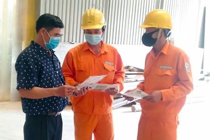 Công nhân Công ty Điện lực Gia Lai tuyên truyền sử dụng điện tiết kiệm tại Công ty TNHH Sản xuất Thương mại Gia Khang (Khu Công nghiệp Trà Đa, TP. Pleiku). Ảnh: A.H