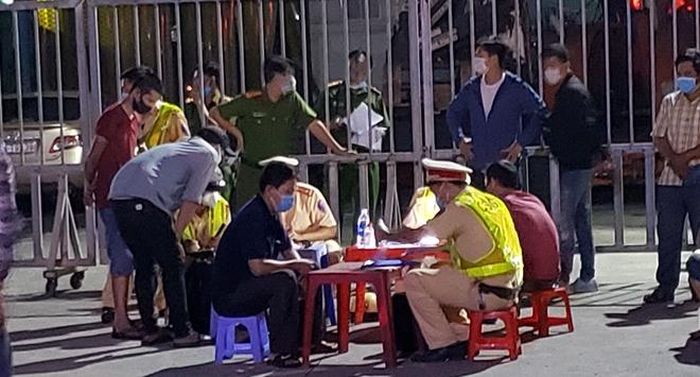 CSGT lập biên bản với các tài xế, lơ xe vi phạm.