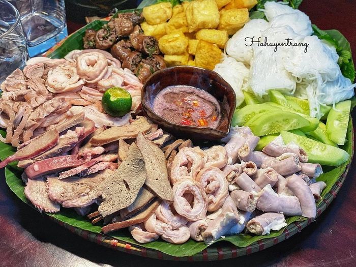 Dù là bữa sáng, bữa trưa hay bữa tối, một mẹt bún đậu mắm tôm cũng đủ để bạn ngon miệng, no bụng. Thay vì nấu những bữa cơm hàng ngày, bạn có thể chiêu đã cả nhà bữa bún đậu mắm tôm ngập topping. Các nguyên liệu cần chuẩn bị gồm bún, đậu rán, dồi, thịt chân giò heo, lòng non, dạ dày, lưỡi heo, gan, rau sống, dưa chuột ăn kèm. Phần quan trọng nhất làm nên hương vị món ăn là mắm tôm. Bạn có thể thêm chút dầu nóng sau khi rán đậu vào mắm tôm để gia vị ngon hơn.