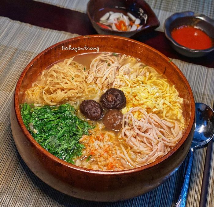 Bún thang đầy đặn, tinh tế được xem là món ăn truyền thống của những gia đình Hà thành xưa. Bát bún có sợi bún nhỏ, thịt gà, trứng chiên, giò lụa, nấm hương và rau răm thái nhỏ. Nước dùng trong vắt được ninh từ xương gà và tôm nên ngọt tự nhiên. Đặc điểm nhận biết của món ăn này là các nguyên liệu được thái sợi, xếp gọn gàng, đẹp mắt.