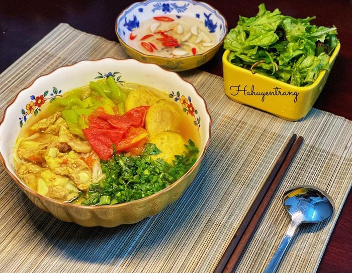 Bún sườn mọc dọc mùng cũng là món ăn quen thuộc với người dân Hà thành. Bạn có thể ăn bún vào bữa sáng hoặc bữa trưa hay bữa tối nhanh gọn. Tô bún có vị ngọt thanh nước xương, sườn mềm thơm, thịt mọc giòn sần sật.
