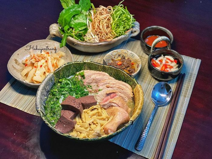 Một món bún nữa bạn có thể tham khảo là bún ngan măng tiết. Ngoài các cách chế biến ngan thông thường, người nội trợ có thể biến tấu bữa cơm gia đình với những tô bún ngan kèm măng đậm vị. Để tăng vị cho tô bún, bạn có thể chuẩn bị thêm măng ớt ngâm làm đồ ăn kèm.