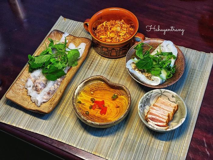 Tranh thủ những ngày nghỉ chống dịch, bạn nên thử làm bánh cuốn chiêu đãi gia đình. Có nhiều kiểu bánh cho bạn tham khảo như bánh cuốn trứng, bánh cuốn nhân thịt. Topping không thể thiếu của món ăn này là chả giò, hành khô, rau thơm. Phần nước chấm gồm các nguyên liệu nước mắm pha, đường, ớt, tỏi, giấm.