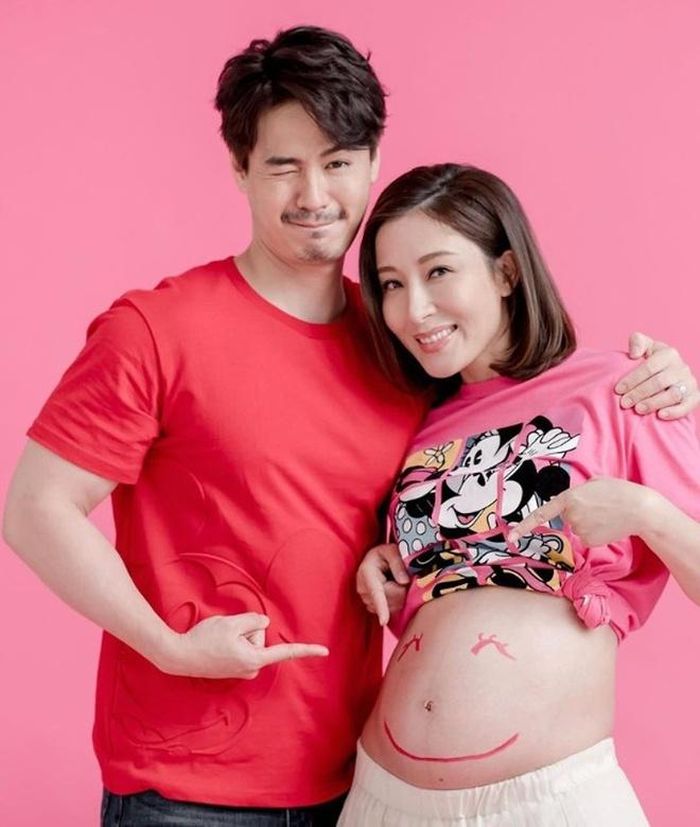 Cặp sao lên chức ba mẹ.