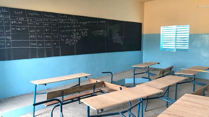 Một lớp học trong ngôi trường mà anh đã cho xây ở làng Bambali, Senegal, nơi anh ra đời