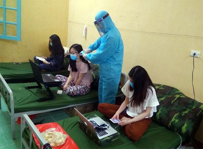  Đo thân nhiệt cho công dân cách ly.