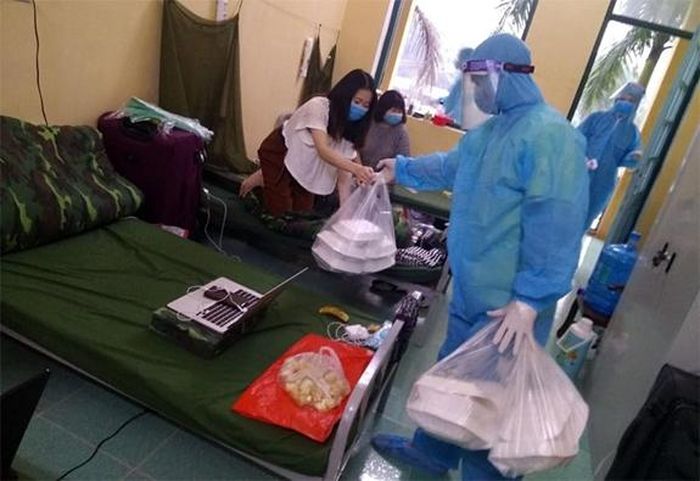  Phát đồ ăn cho công dân trong khu cách ly.