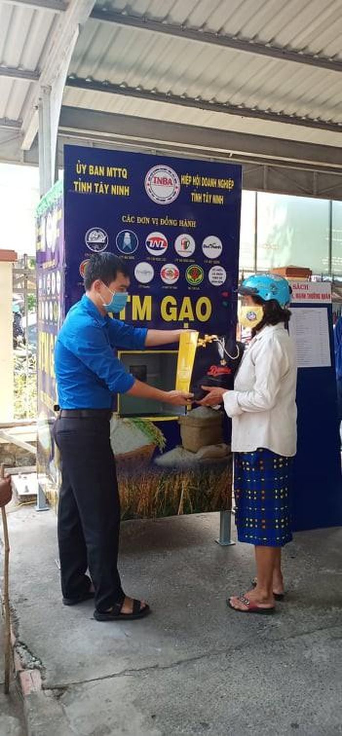 Những ký gạo nghĩa tình được phát chjo dân nghèo sáng nay.