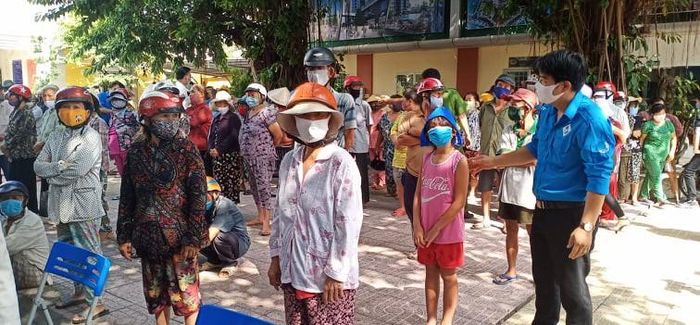 Bí thư Thành đoàn Tây Ninh Lê Tấn Phát hướng dẫn người dân đứng đúng quy định.