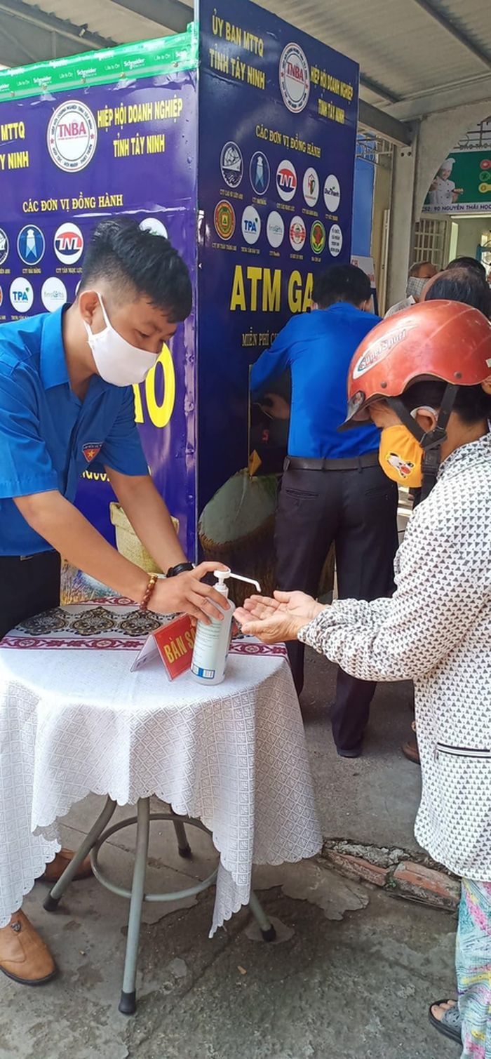 Rửa tay sát trùng trước khi nhận gao