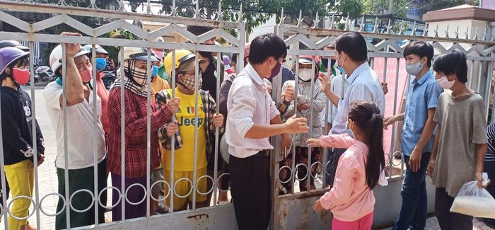 Ban tổ chức tạm đóng cổng để phát gạo hết người trong khuôn viên mới cho vào tiếp.