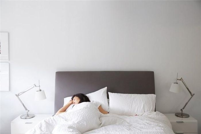 Ngủ. Việc nghỉ ngơi tốt sẽ có nhiều lợi ích. Người lớn ngủ 7 tiếng hoặc nhiều hơn sẽ khỏe mạnh hơn những người thiếu ngủ. Không ngủ đủ giấc sẽ làm tăng mức độ căng thẳng và nguy cơ trầm cảm. 