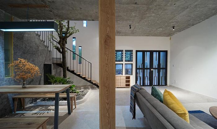  Ngoài ra, một thách thức lớn nữa là căn nhà có thể tối đa được tiếp xúc ánh sáng nhưng vẫn phải hạn chế nhiệt độ cao tại Đà Nẵng. 