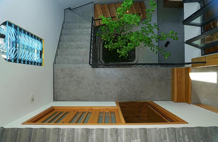  Cũng bởi tận dụng được các yếu tố thiên nhiên như nắng, gió, cây cối mà căn nhà tiết kiệm được rất nhiều năng lượng dành cho quạt, đèn... 