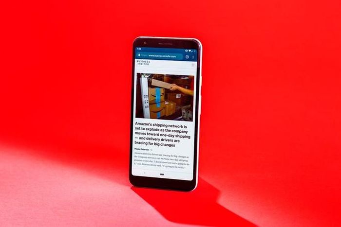  Trong khi đó, Pixel 3a được Google ra mắt đầu năm ngoái. Đây là smartphone Android nhỏ gọn với màn hình 5,6 inch, chip xử lý Snapdragon 710, một camera sau 12,2 MP với thân nhựa. Giá bán của Pixel 3a cũng là 400 USD, bằng với iPhone SE 2020. Ảnh: Business Insider. 