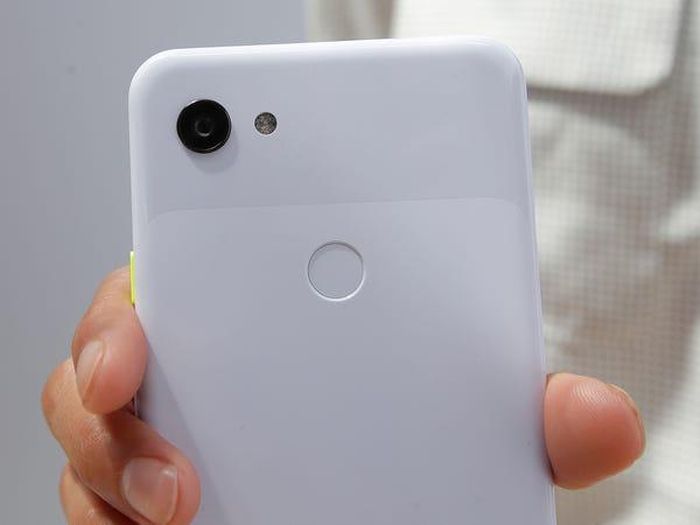  Là bản rút gọn của dòng Pixel 3, song Pixel 3a vẫn trang bị Night Sight, tính năng sử dụng trí tuệ nhân tạo để chụp ảnh thiếu sáng. Còn với Apple, dù dòng iPhone 11 đã hỗ trợ chụp đêm nhưng iPhone SE 2020 lại không có tính năng này. So về thông số, cả 2 máy không khác biệt nhiều khi có một camera, độ phân giải 12 MP (iPhone SE 2020) và 12,2 MP (Pixel 3a), cùng có khẩu độ f/1.8. Ảnh: AP. 