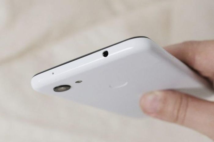  Một tính năng mà iPhone không có so với Pixel 3a là cổng tai nghe 3,5 mm. Cổng tai nghe truyền thống giúp bạn nghe nhạc với những chiếc tai nghe cũ, không cần mua adapter hay tai nghe mới. iPhone SE 2020 chỉ có một cổng Lightning nên bạn phải dùng tai nghe cổng Lightning hoặc mua tai nghe không dây. Ảnh: Trusted Reviews. 