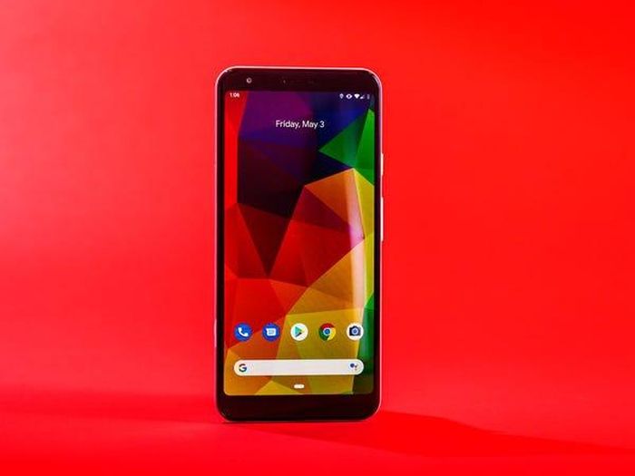  Trước hết, Pixel 3a có màn hình OLED 5,6 inch với độ phân giải Full HD+, trong khi iPhone SE 2020 là IPS LCD 4,7 inch và độ phân giải cao hơn HD (1.334 x 750 pixel). Rõ ràng Pixel 3a có màn hình lớn hơn, đẹp hơn iPhone SE 2020. So với LCD, màn hình OLED cho độ tương phản tốt hơn, màu đen sâu hơn và màu sắc rực rỡ hơn. Ảnh: Business Insider. 