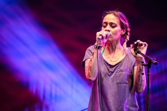 Trong khi đó, Judy Berman của tờ Time giành lời khen ngợi về ca từ trong album Fetch the Bolt Cutters của Fiona Apple như sau: “Giai điệu trong các ca khúc của Fiona như một lời thủ thỉ trò chuyện. Lời bài hát cũng được sáng tác như văn xuôi chứ không phải là sự sắp xếp như các vần thơ trữ tình. Chính điều này tạo nên cảm giác gần gũi hiếm thấy". Cây bút Patrick Ryan của USA Today thì đánh giá album là "sản phẩm của một người kể chuyện đầy hiện đại".