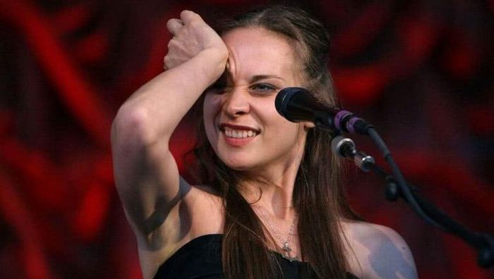  Fiona Apple sinh năm 1977. Cô học piano từ bé và bắt đầu sáng tác nhạc khi chỉ mới 8 tuổi. Album đầu tay của cô mang tên Tidal phát hành vào năm 1996. Cùng năm, cô nhận được giải Grammy hạng mục Giọng ca nữ trình diễn nhạc Rock xuất sắc với đĩa đơn Criminal. Sản phẩm này cũng nhận nhiều lời khen ngợi từ khán giả lẫn giới chuyên môn.