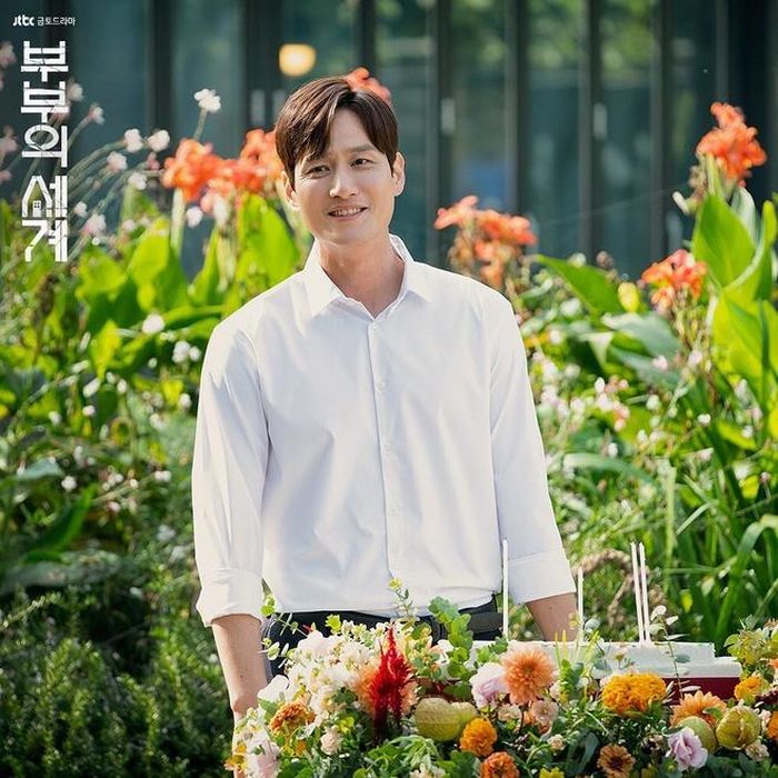 Park Hae Joon thủ vai nam chính Lee Tae Oh với hình ảnh người chồng vũ phu, đánh vợ con, lăng nhăng và bất tài. Trong phim Thế giới hôn nhân, nam diễn viên luôn xuất hiện với vẻ ngoài chỉn chu trong bộ suit nam tính hay áo khoác dáng dài thanh lịch. Ảnh: jTBC. 