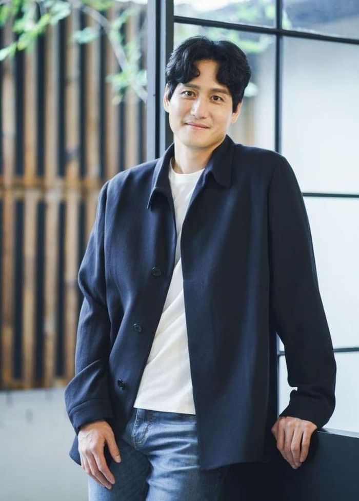  Màu sắc ưa chuộng của Park Hae Joon luôn gói gọn trong các gam trắng, đen hay xám. Quần jeans cũng là món đồ không thể thiếu trong tủ quần áo của anh. Trải qua gần 10 năm theo đuổi nghiệp diễn xuất, anh góp mặt hơn 20 bộ phim. Ngoài Misaeng và Doctor Stranger, một số tác phẩm nổi bật khác của anh chính là Believer, Missing, Warriors of the Dawn, Arthdal Chronicles… Ảnh: Osen. 