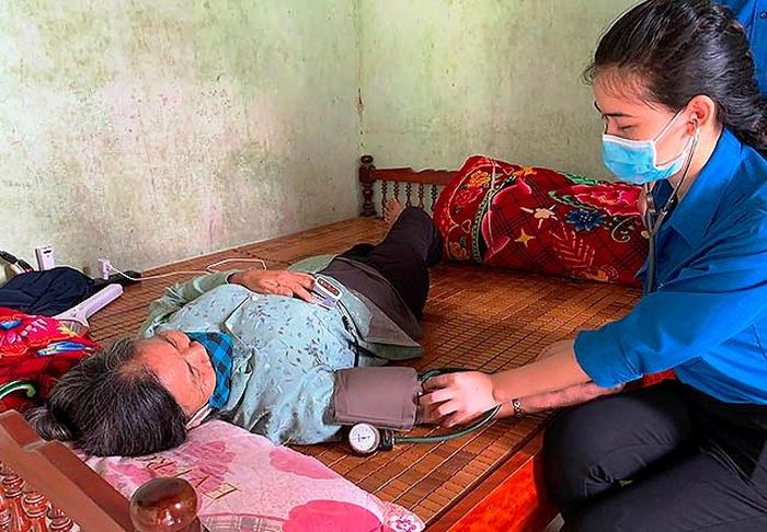 Lực lượng thầy thuốc trẻ huyện Bát Xát đến tận nhà những người có hoàn cảnh khó khăn để khám bệnh, theo dõi sức khỏe, đồng thời hỗ trợ khai báo y tế.